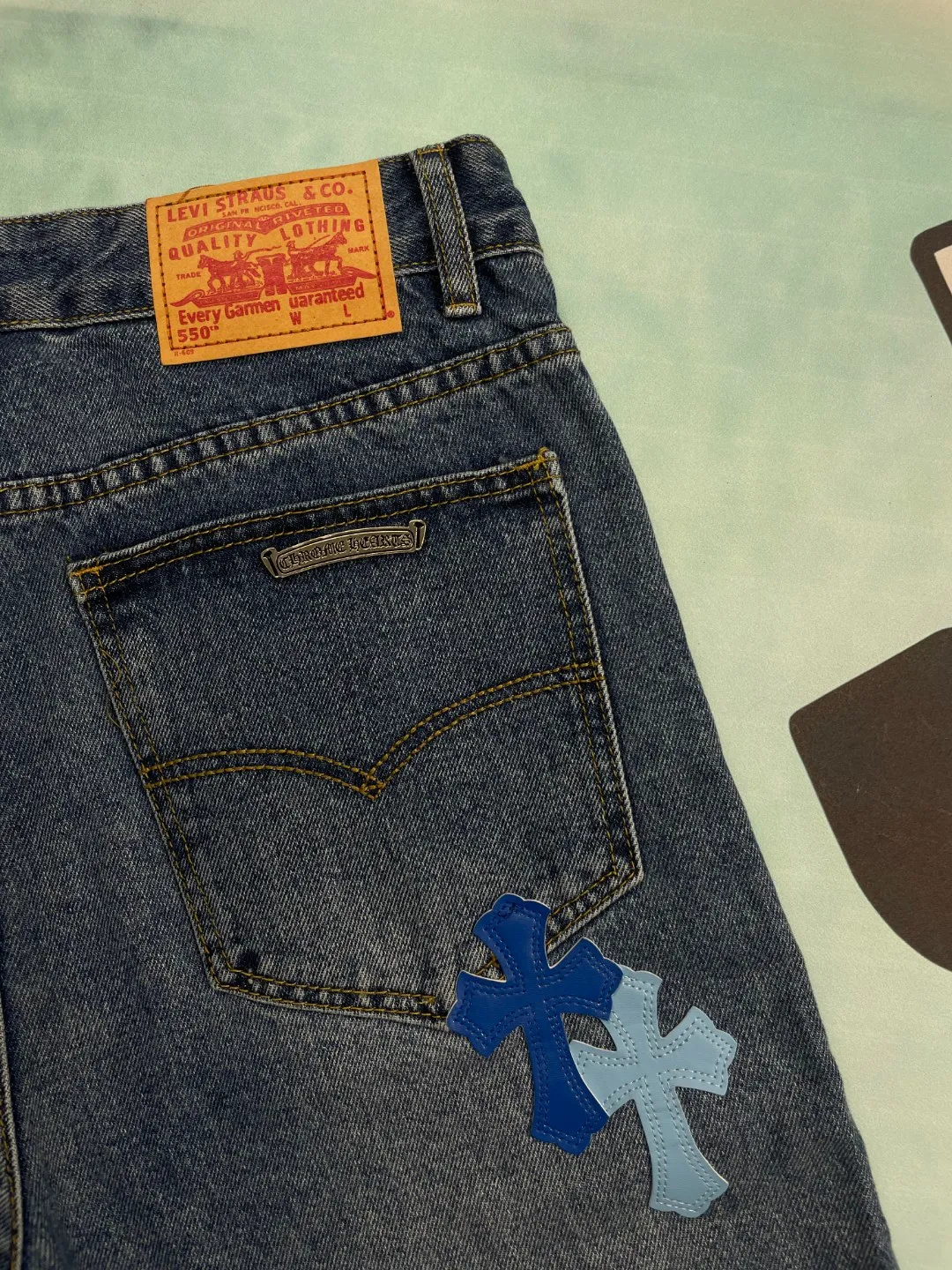 🅿️240 🔘Style No.-KL156 🔘Croline Heart𝐂𝐡𝐫𝐨𝐦𝐞 𝐇𝐞𝐚𝐫𝐭 Classic CH Blue Cross Patch Leather Jeans* These Cronic Heart Jeans show a luxurious and trendy style. High-quality denim is selected and undergoes complex washing processes to present natural gradient colors and retro textures. The iconic blue cross pattern is made of leather patches with exquisite cutting technology, and then finely sewn on the trousers by craftsmen, which is strong and delicate. The straight fit flatters your legs and is comfortable to wear. Pair it with a simple white T-shirt and white shoes to create a fresh and casual style; wear it with a black leather jacket and Martin boots to instantly transform into a cool and handsome punk style; combine it with a simple solid color shirt and loafers to create a sophisticated urban style and easily manage various occasions.  Size: S M L XL (28.30.32.34) Color: Blue